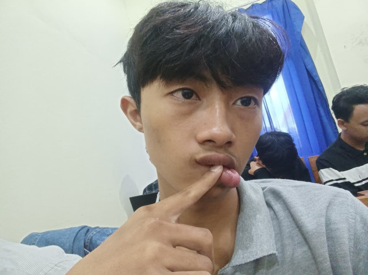Foto Ceva tersenyum